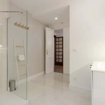 Joivy Elegant 1-bedroom Flat Near Spianata Castelletto Apartment Genoa