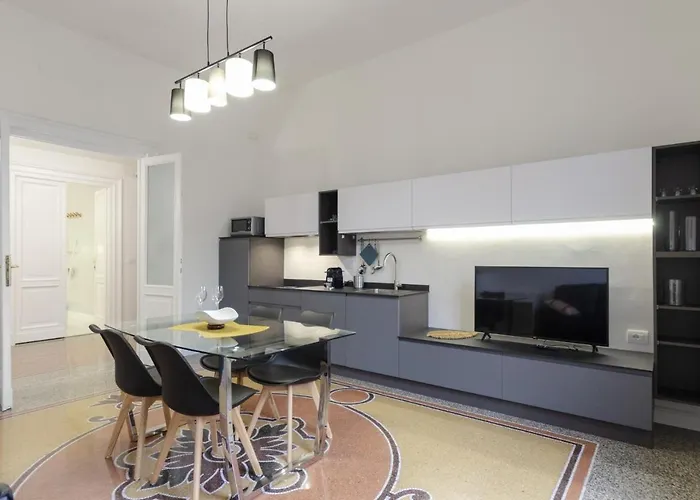 Joivy Elegant 1-bedroom Flat Near Spianata Castelletto ג'נובה