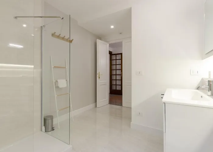 Joivy Elegant 1-bedroom Flat Near Spianata Castelletto דירה ג'נובה